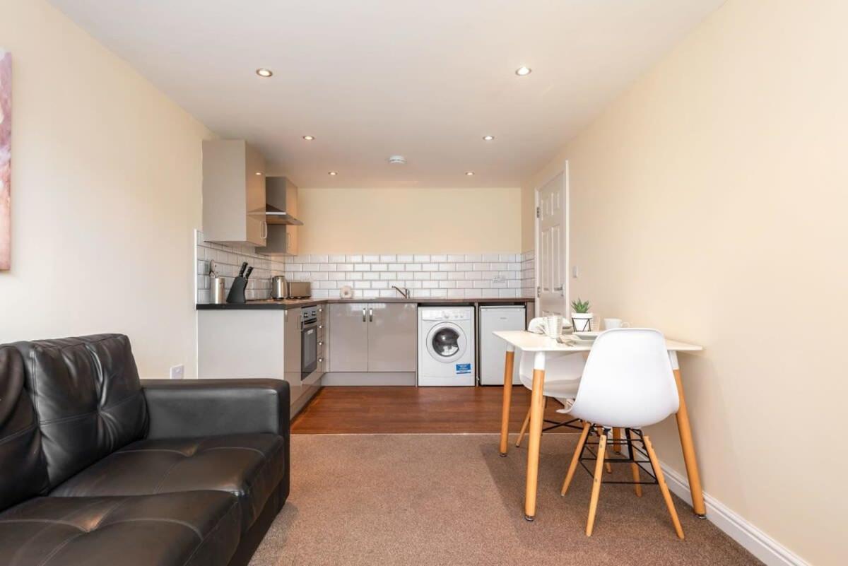 Bright 1 Bedroom Budget Flat In Central Pontefract Esterno foto